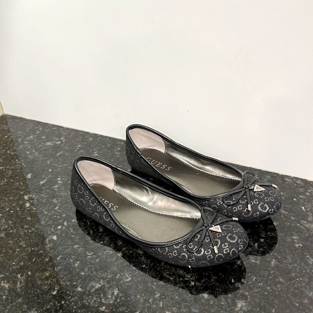Guess Women’s size 6.5 Black Flat Slip-on Women Shoes. Excellent Conditi… - Picture 2 of 11